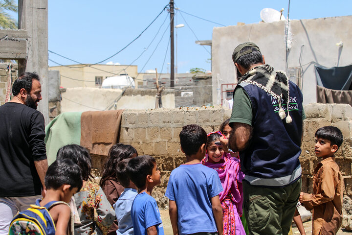 توزیع بسته های معیشتی در مناطق سیل زده سیستان و بلوچستان