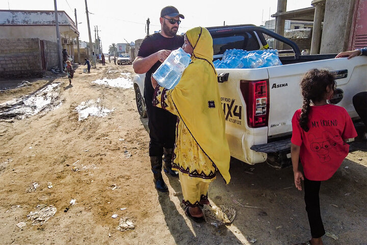 توزیع بسته های معیشتی در مناطق سیل زده سیستان و بلوچستان