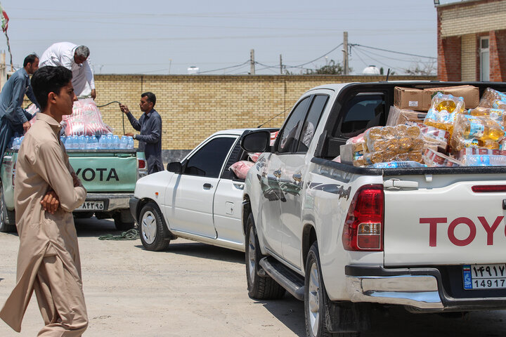 توزیع بسته های معیشتی در مناطق سیل زده سیستان و بلوچستان