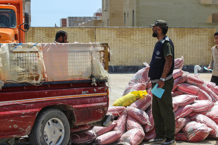 توزیع بسته های معیشتی در مناطق سیل زده سیستان و بلوچستان