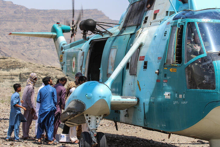 توزیع بسته های معیشتی در مناطق سیل زده سیستان و بلوچستان