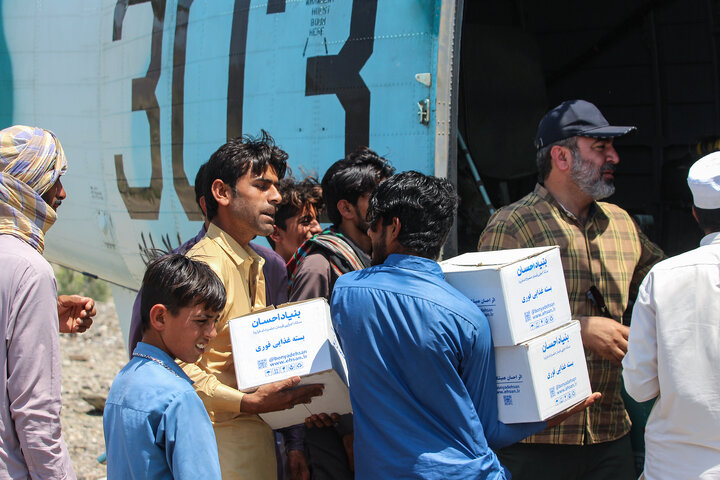 توزیع بسته های معیشتی در مناطق سیل زده سیستان و بلوچستان