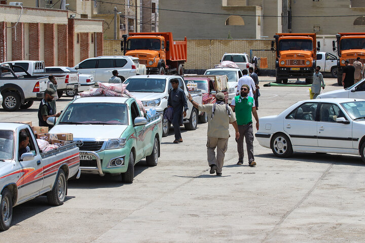 توزیع بسته های معیشتی در مناطق سیل زده سیستان و بلوچستان