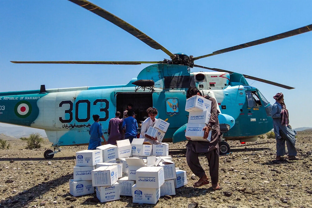 توزیع بسته های معیشتی در مناطق سیل زده سیستان و بلوچستان