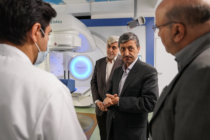 بازدید رئیس ستاد اجرایی فرمان امام از بیمارستان تخصصی سرطان برکت