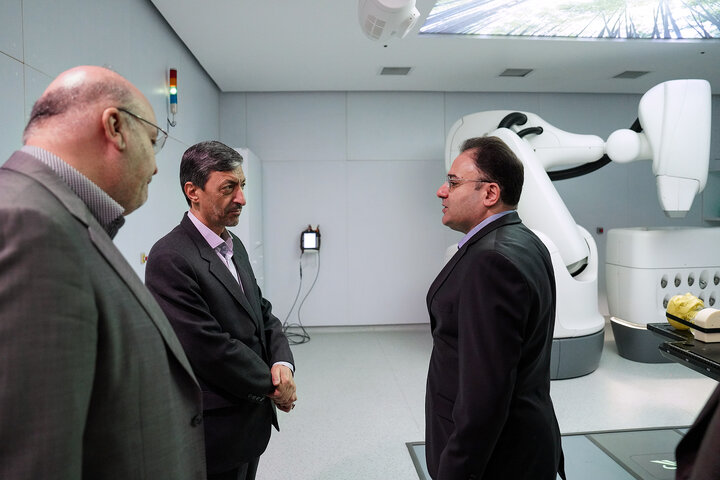 بازدید رئیس ستاد اجرایی فرمان امام از بیمارستان تخصصی سرطان برکت