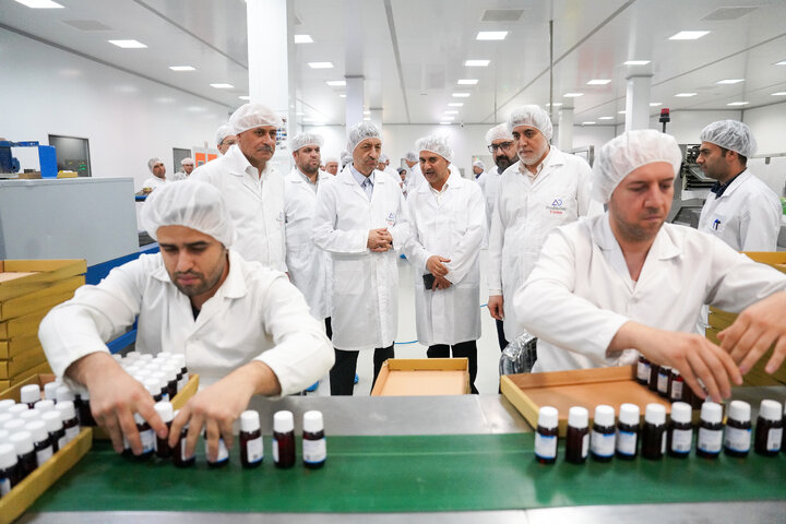 بازدید رئیس ستاد اجرایی فرمان امام از شرکت داروسازی البرزدارو