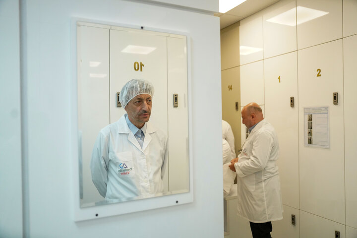 بازدید رئیس ستاد اجرایی فرمان امام از شرکت داروسازی البرزدارو