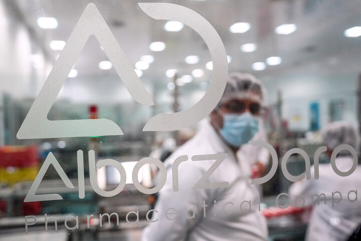 بازدید رئیس ستاد اجرایی فرمان امام از شرکت داروسازی البرز دارو