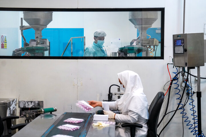 بازدید رئیس ستاد اجرایی فرمان امام از شرکت داروسازی البرز دارو