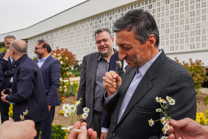 بازدید رئیس ستاد اجرایی فرمان امام از شهرک دارویی برکت