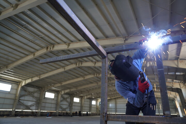 بازدید فتاح از کارخانه نساجی پارچه چادر مشکی قم