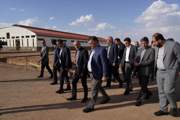 بازدید فتاح از کارخانه نساجی پارچه چادر مشکی قم