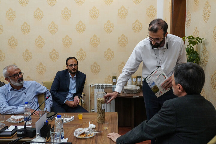 جلسه بررسی عملکرد موسسه دانش بنیان برکت با رئیس ستاد اجرایی فرمان امام