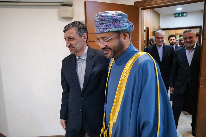 ديدار وزیر امور خارجه عمان با رئیس ستاد اجرایی فرمان امام
