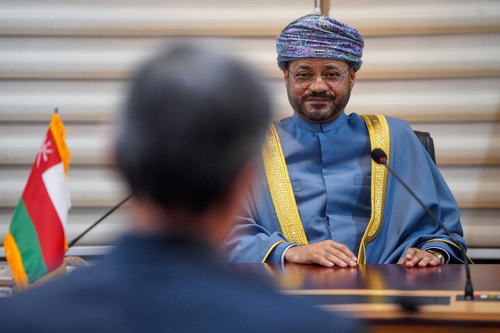 ديدار وزیر امور خارجه عمان با رئیس ستاد اجرایی فرمان امام