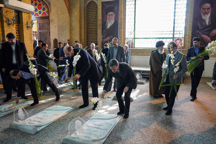 تجدید میثاق رئیس، مدیران و کارکنان ستاد اجرایی فرمان امام با آرمان‌های امام و شهدا