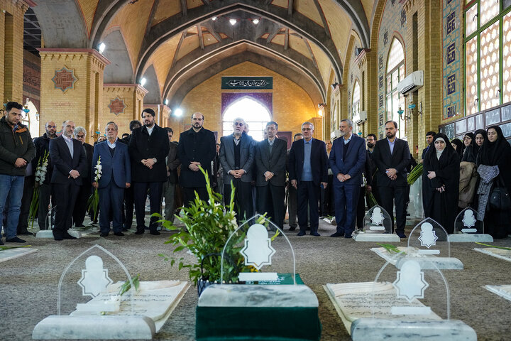 تجدید میثاق رئیس، مدیران و کارکنان ستاد اجرایی فرمان امام با آرمان‌های امام و شهدا