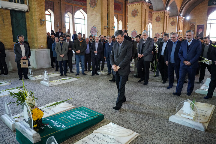 تجدید میثاق رئیس، مدیران و کارکنان ستاد اجرایی فرمان امام با آرمان‌های امام و شهدا