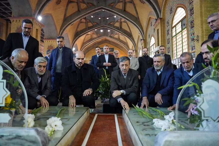 تجدید میثاق رئیس، مدیران و کارکنان ستاد اجرایی فرمان امام با آرمان‌های امام و شهدا