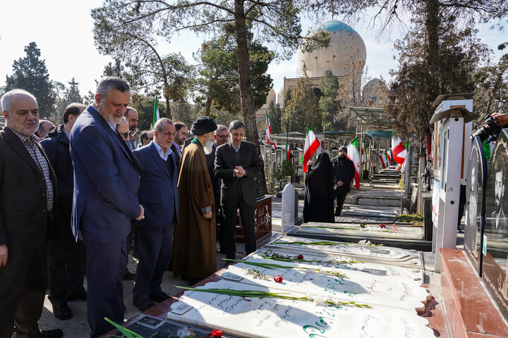 تجدید میثاق رئیس، مدیران و کارکنان ستاد اجرایی فرمان امام با آرمان‌های امام و شهدا