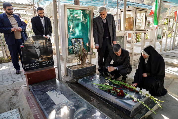 تجدید میثاق رئیس، مدیران و کارکنان ستاد اجرایی فرمان امام با آرمان‌های امام و شهدا