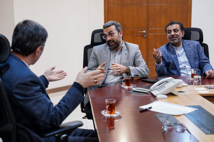 دیدار سید مرتضی محمودی و ابوالقاسم جراره نمایندگان مردم تهران، ری، شمیرانات، اسلامشهر و پردیس در مجلس شورای اسلامی با رئیس ستاد اجرایی فرمان امام