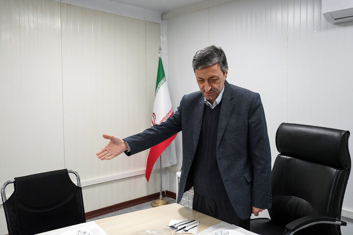 بازدید فتاح از اولین محصول تولیدی کارخانه نساجی چادر مشکی قم