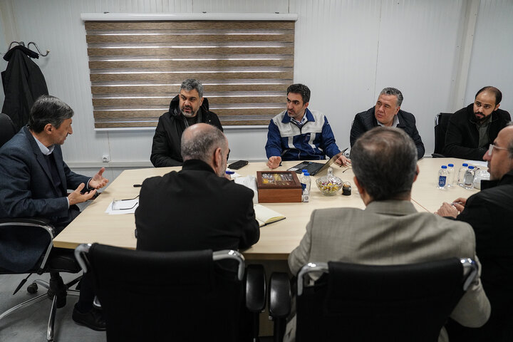 بازدید فتاح از اولین محصول تولیدی کارخانه نساجی چادر مشکی قم