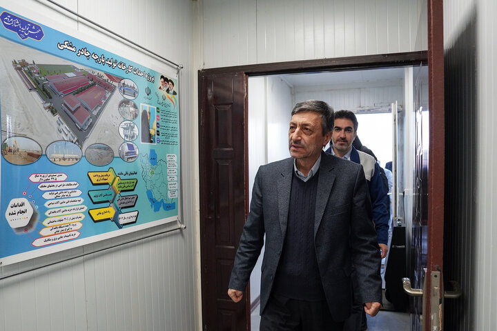 بازدید فتاح از اولین محصول تولیدی کارخانه نساجی چادر مشکی قم