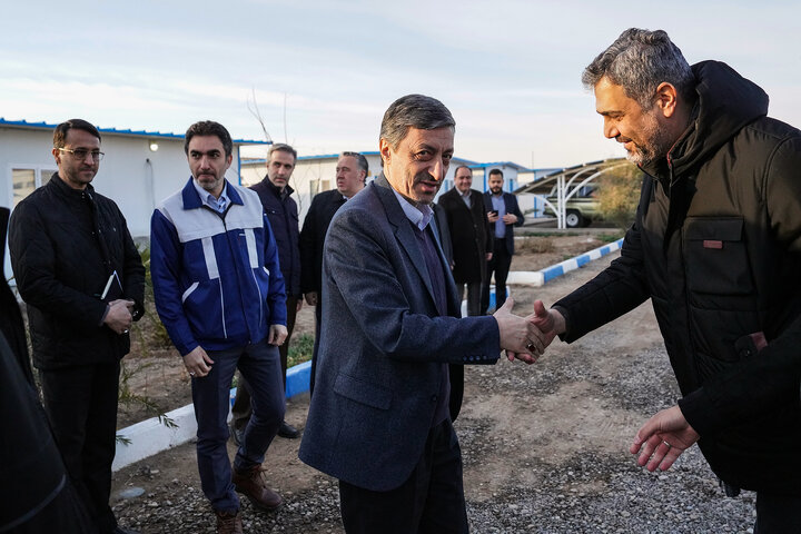 بازدید فتاح از اولین محصول تولیدی کارخانه نساجی چادر مشکی قم