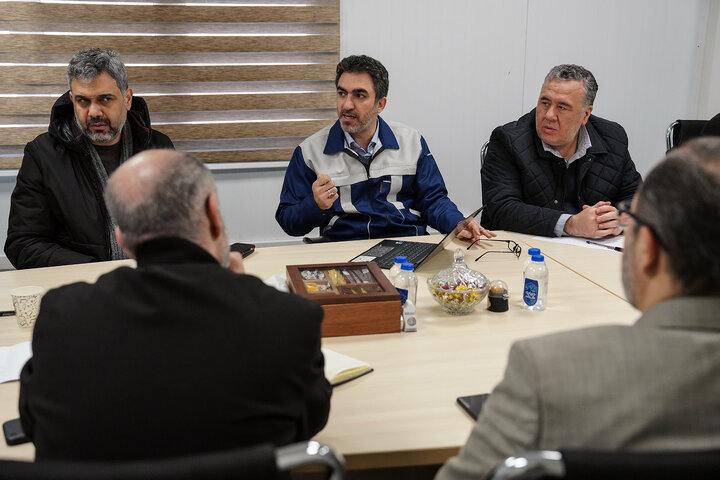 بازدید فتاح از اولین محصول تولیدی کارخانه نساجی چادر مشکی قم