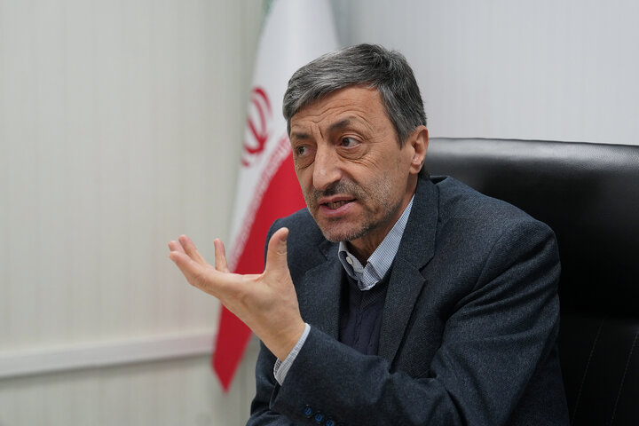 بازدید فتاح از اولین محصول تولیدی کارخانه نساجی چادر مشکی قم