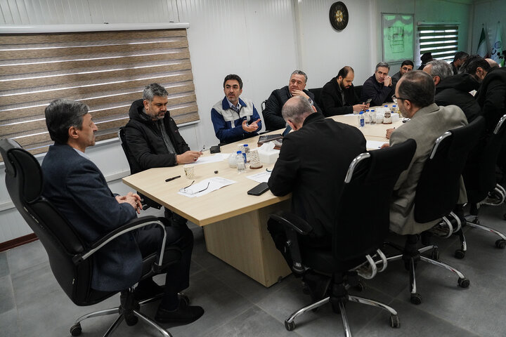 بازدید فتاح از اولین محصول تولیدی کارخانه نساجی چادر مشکی قم