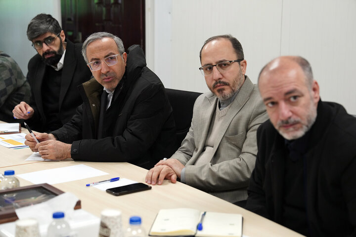 بازدید فتاح از اولین محصول تولیدی کارخانه نساجی چادر مشکی قم