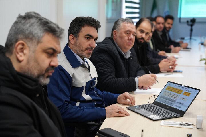 بازدید فتاح از اولین محصول تولیدی کارخانه نساجی چادر مشکی قم