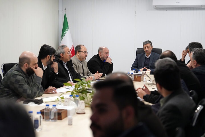 بازدید فتاح از اولین محصول تولیدی کارخانه نساجی چادر مشکی قم