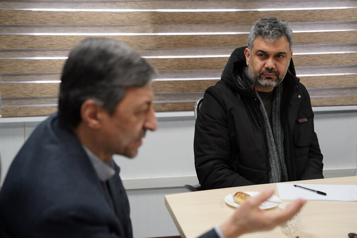 بازدید فتاح از اولین محصول تولیدی کارخانه نساجی چادر مشکی قم