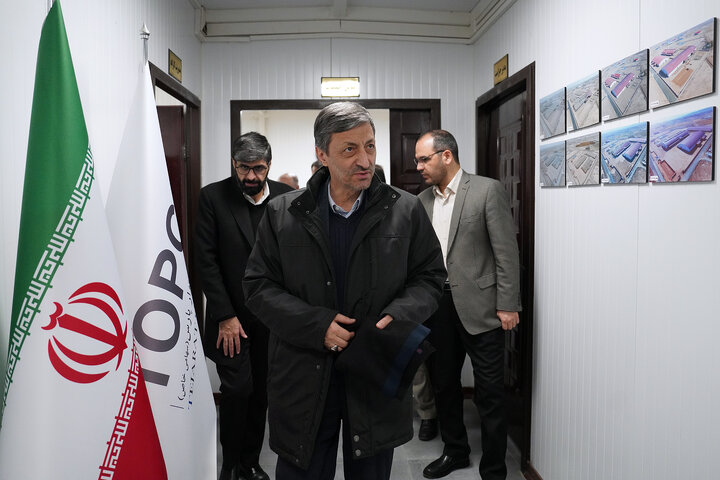 بازدید فتاح از اولین محصول تولیدی کارخانه نساجی چادر مشکی قم