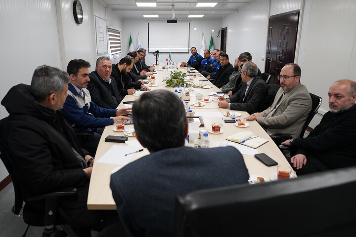 بازدید فتاح از اولین محصول تولیدی کارخانه نساجی چادر مشکی قم