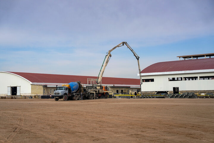 بازدید فتاح از اولین محصول تولیدی کارخانه نساجی چادر مشکی قم