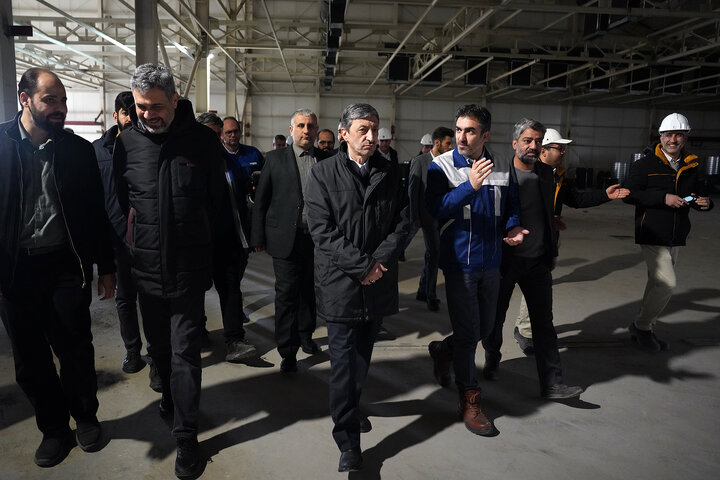 بازدید فتاح از اولین محصول تولیدی کارخانه نساجی چادر مشکی قم