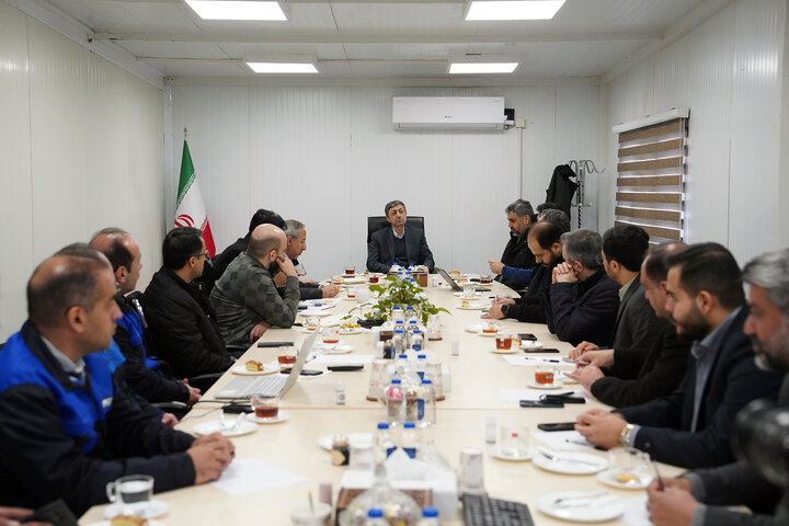 بازدید فتاح از اولین محصول تولیدی کارخانه نساجی چادر مشکی قم