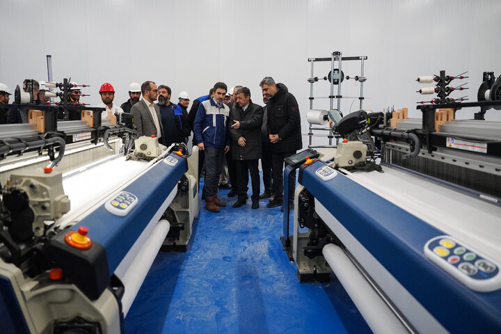 بازدید فتاح از اولین محصول تولیدی کارخانه نساجی چادر مشکی قم