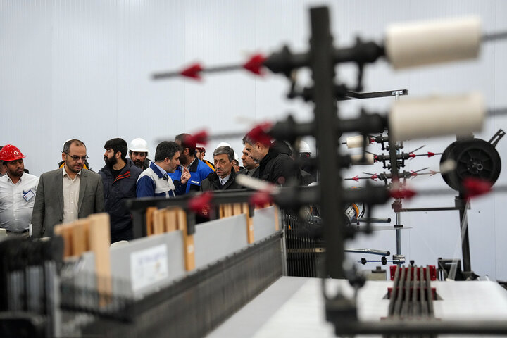 بازدید فتاح از اولین محصول تولیدی کارخانه نساجی چادر مشکی قم