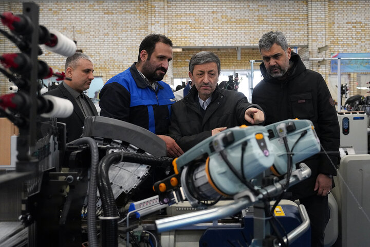 بازدید فتاح از اولین محصول تولیدی کارخانه نساجی چادر مشکی قم