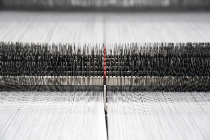 بازدید فتاح از اولین محصول تولیدی کارخانه نساجی چادر مشکی قم