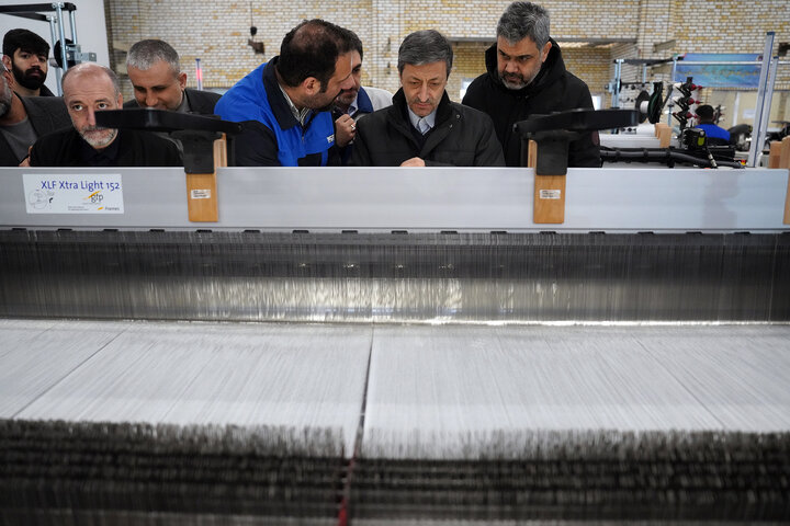 بازدید فتاح از اولین محصول تولیدی کارخانه نساجی چادر مشکی قم