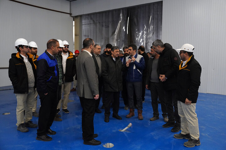 بازدید فتاح از اولین محصول تولیدی کارخانه نساجی چادر مشکی قم