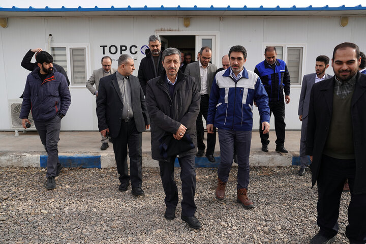 بازدید فتاح از اولین محصول تولیدی کارخانه نساجی چادر مشکی قم